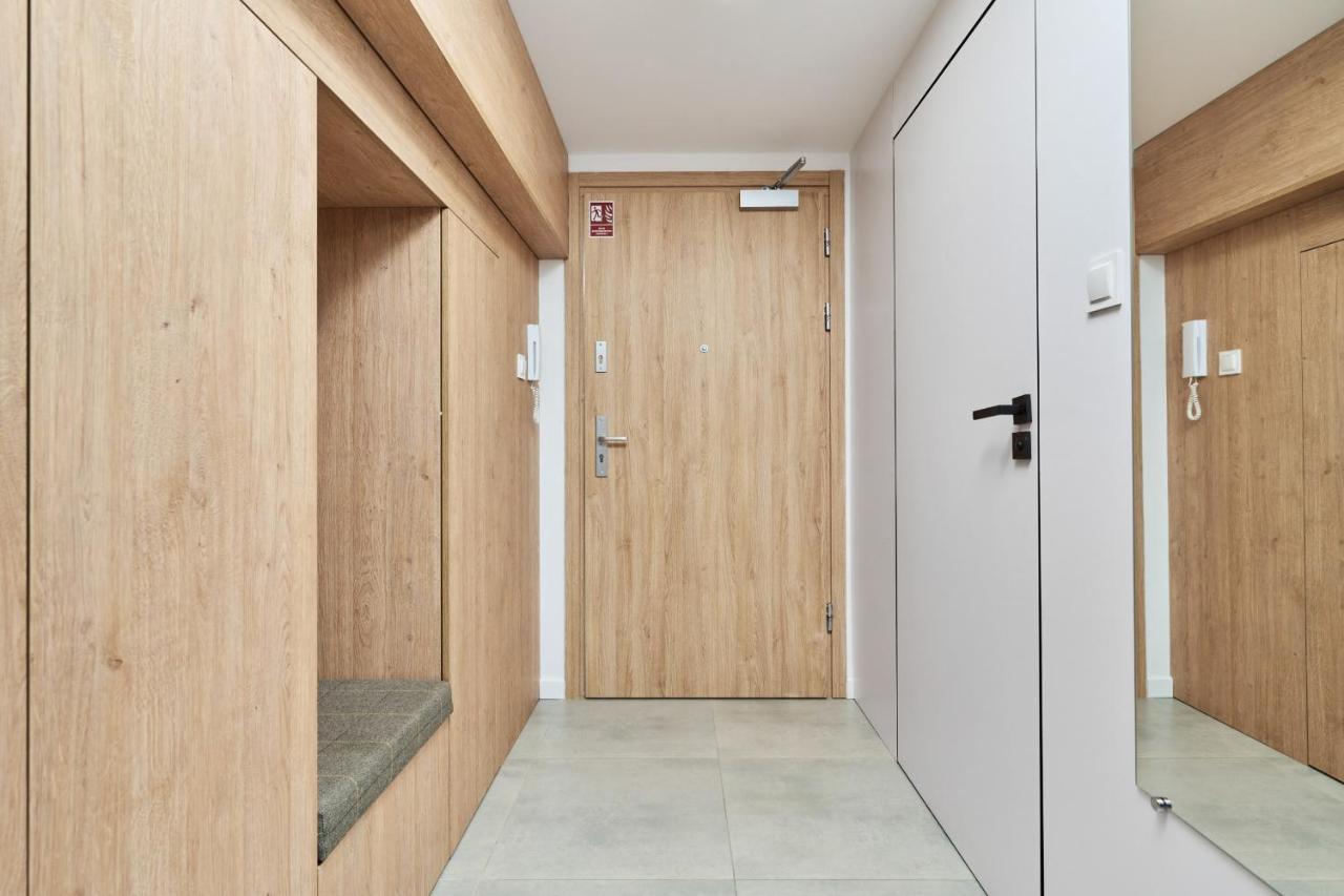 Mezzanine Studio Apartments Zarembowicza Wroclaw Airport By Renters Exterior foto